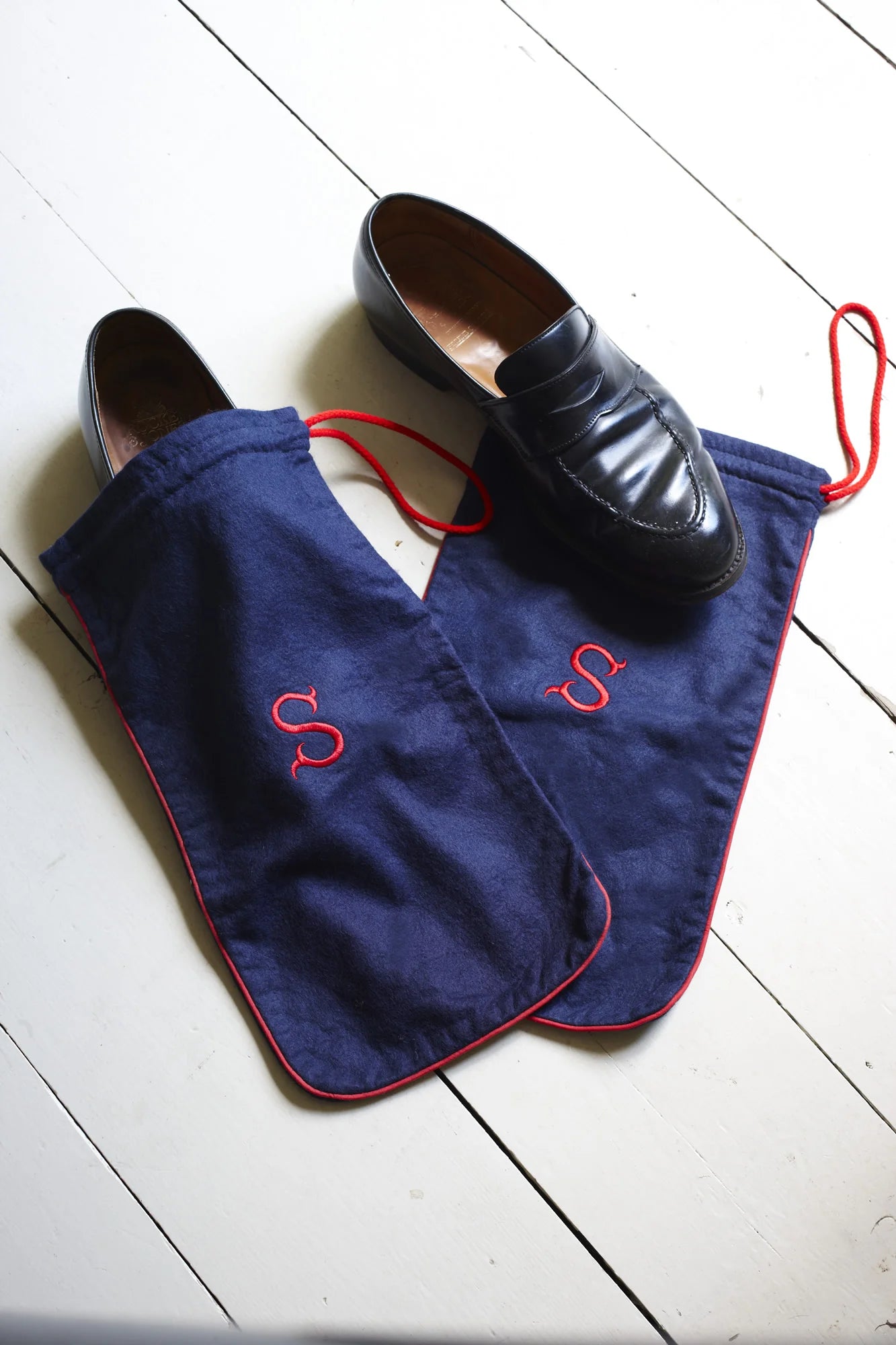Item 06: Navy/Red Pair of Shoe Bags