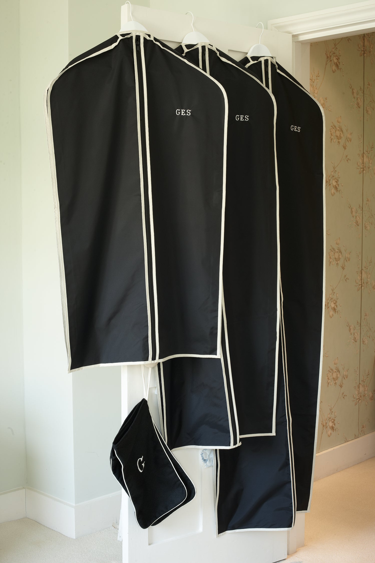Item 01b/02d/33: Black/Ivory Clothes Covers
